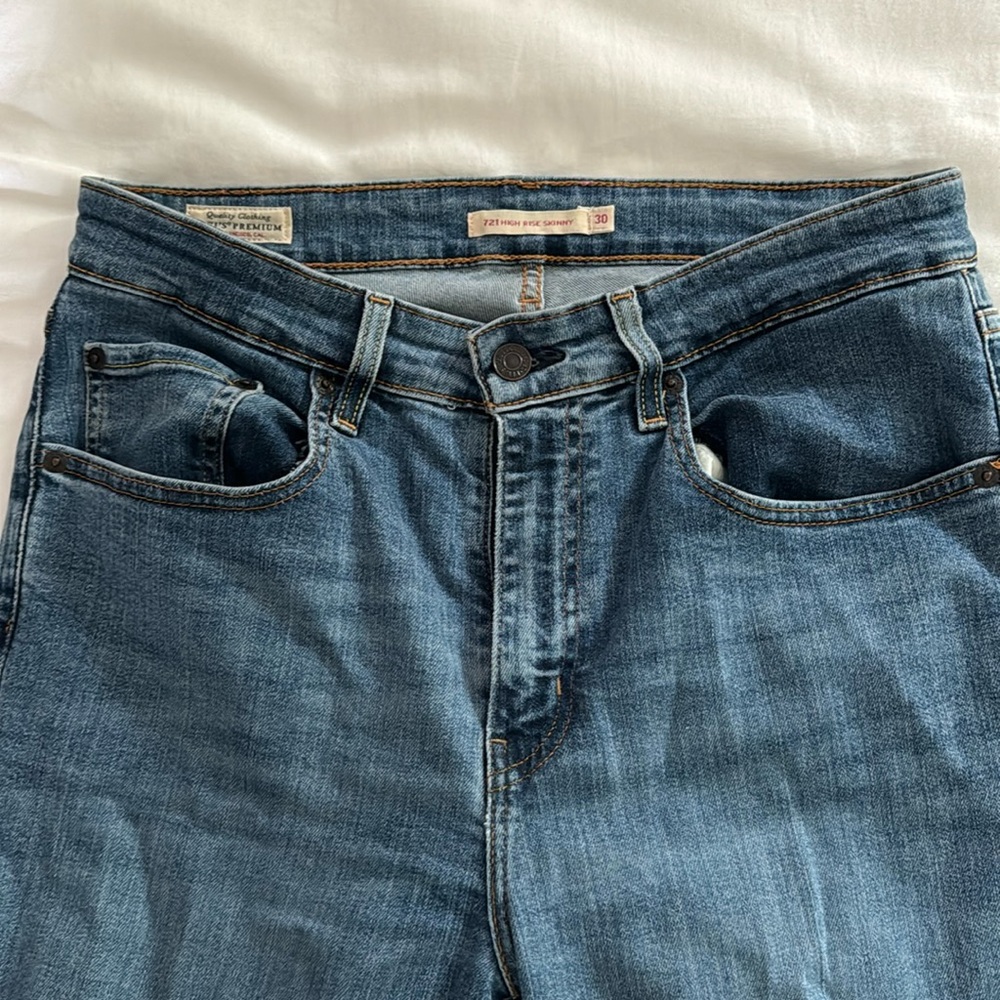 Levis high rise skinny jeans size 30/30